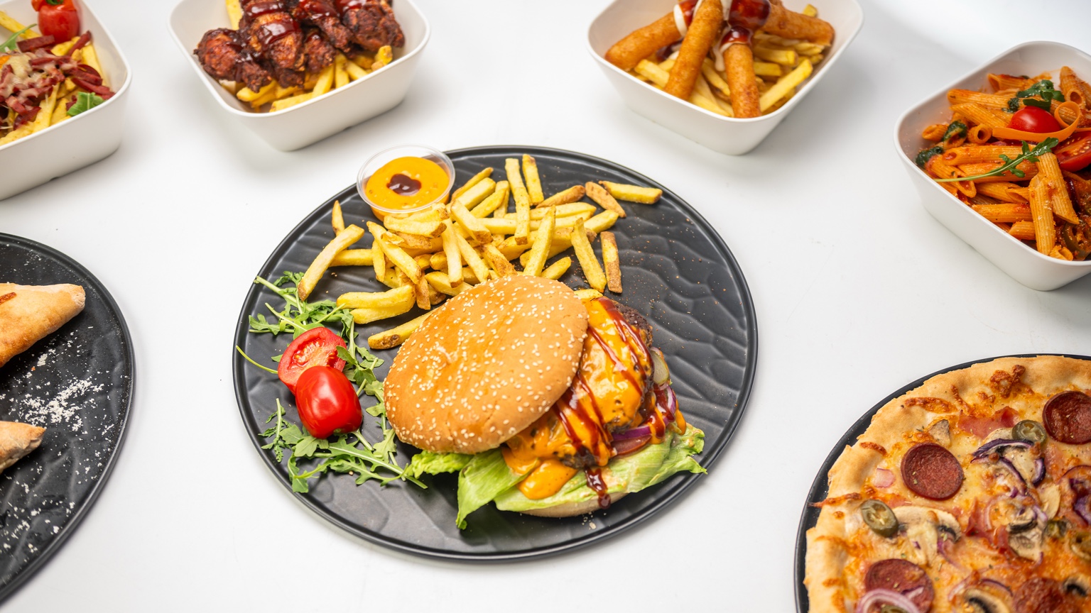 LaDen Pizzeria Menü-Auswahl mit Burger, Pizza, Pasta und Snacks