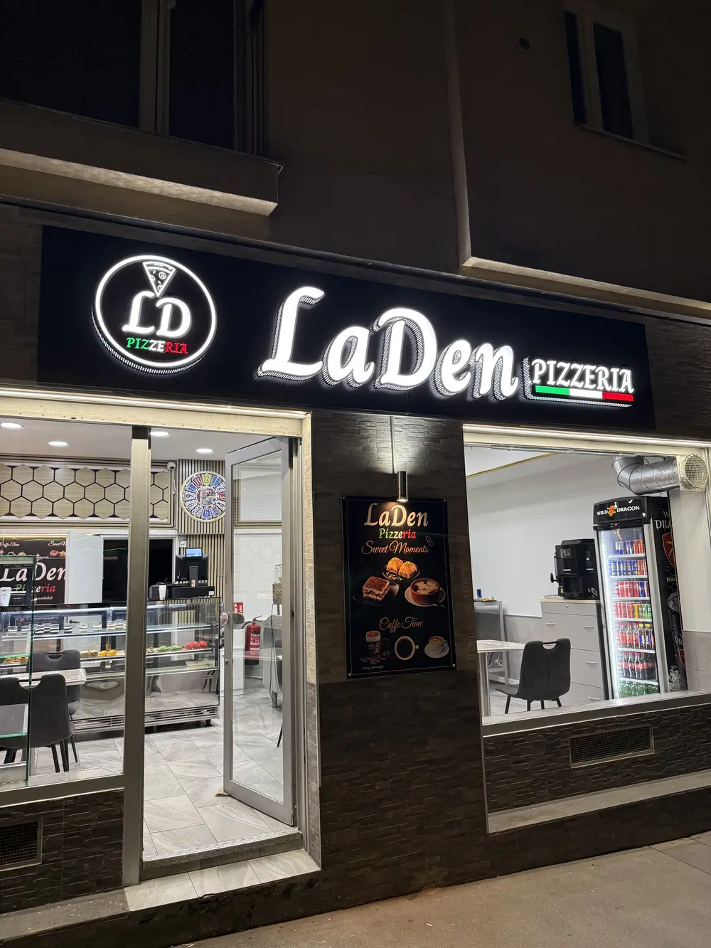 LaDen Pizzeria Außenansicht bei Nacht