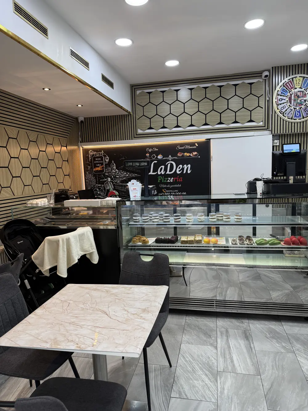 LaDen Pizzeria Dessertvitrine